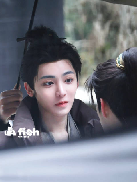 两只大眼睛扑闪扑闪的 又给自己说开心了呀宝宝