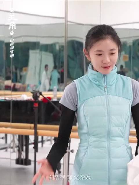 素衣轻换，水袖微扬，养成系小娥@刘浩存 步步进阶，愈发惊艳！