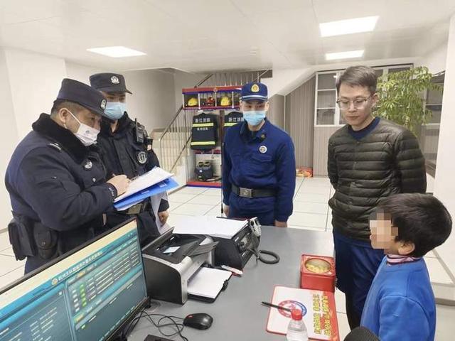 从地铁站出来骑车两小时,周围越来越不熟,9岁小男孩求助消防员了休闲区蓝鸢梦想 - Www.slyday.coM 从地铁站出来骑车两小时,周围越来越不熟,9岁小男孩求助消防员了休闲区蓝鸢梦想 - Www.slyday.coM