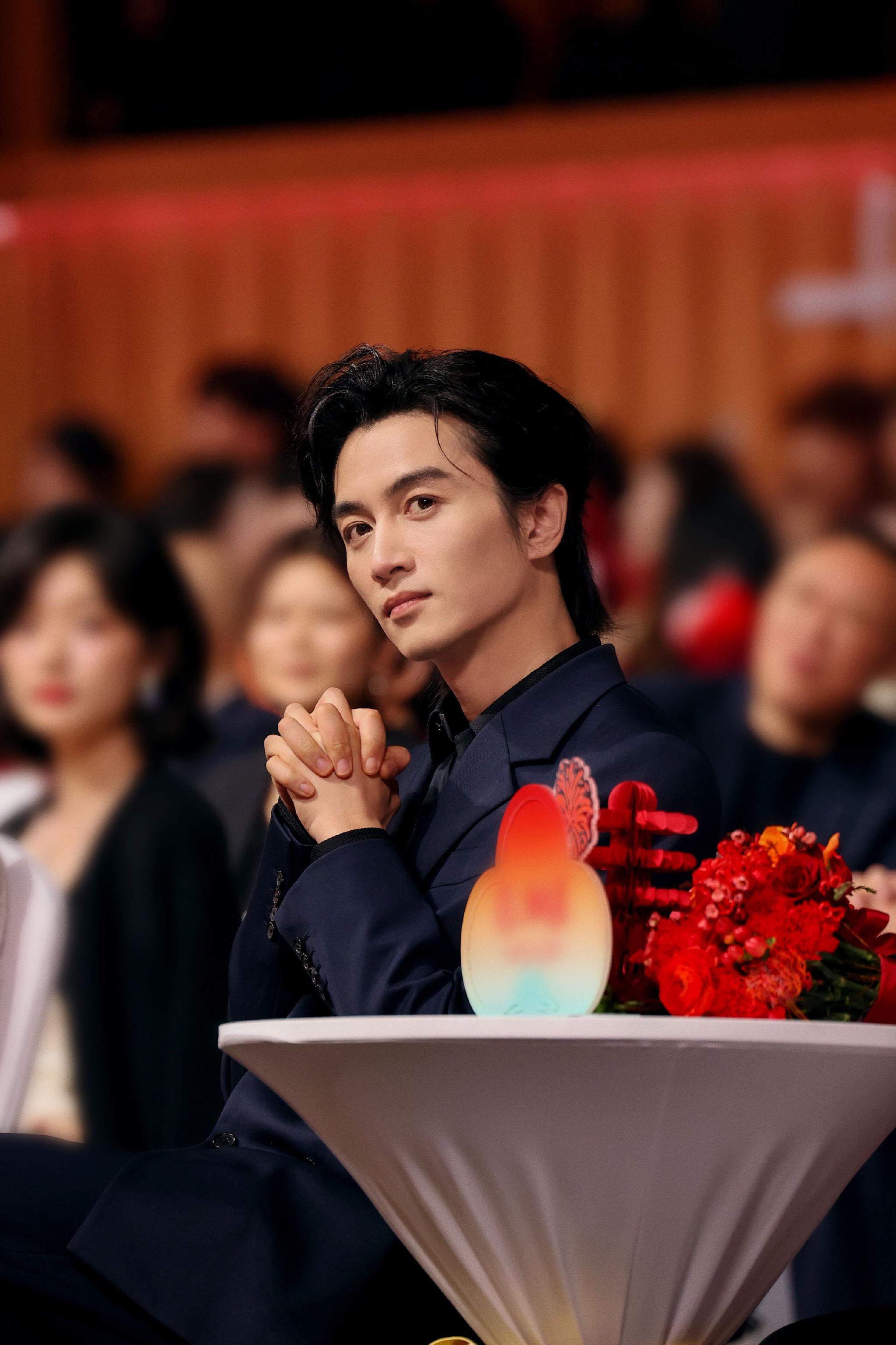 繁花簇拥处，西装革履间，是属于新春暖意的温润与沉稳，今晚我们盛典相见！