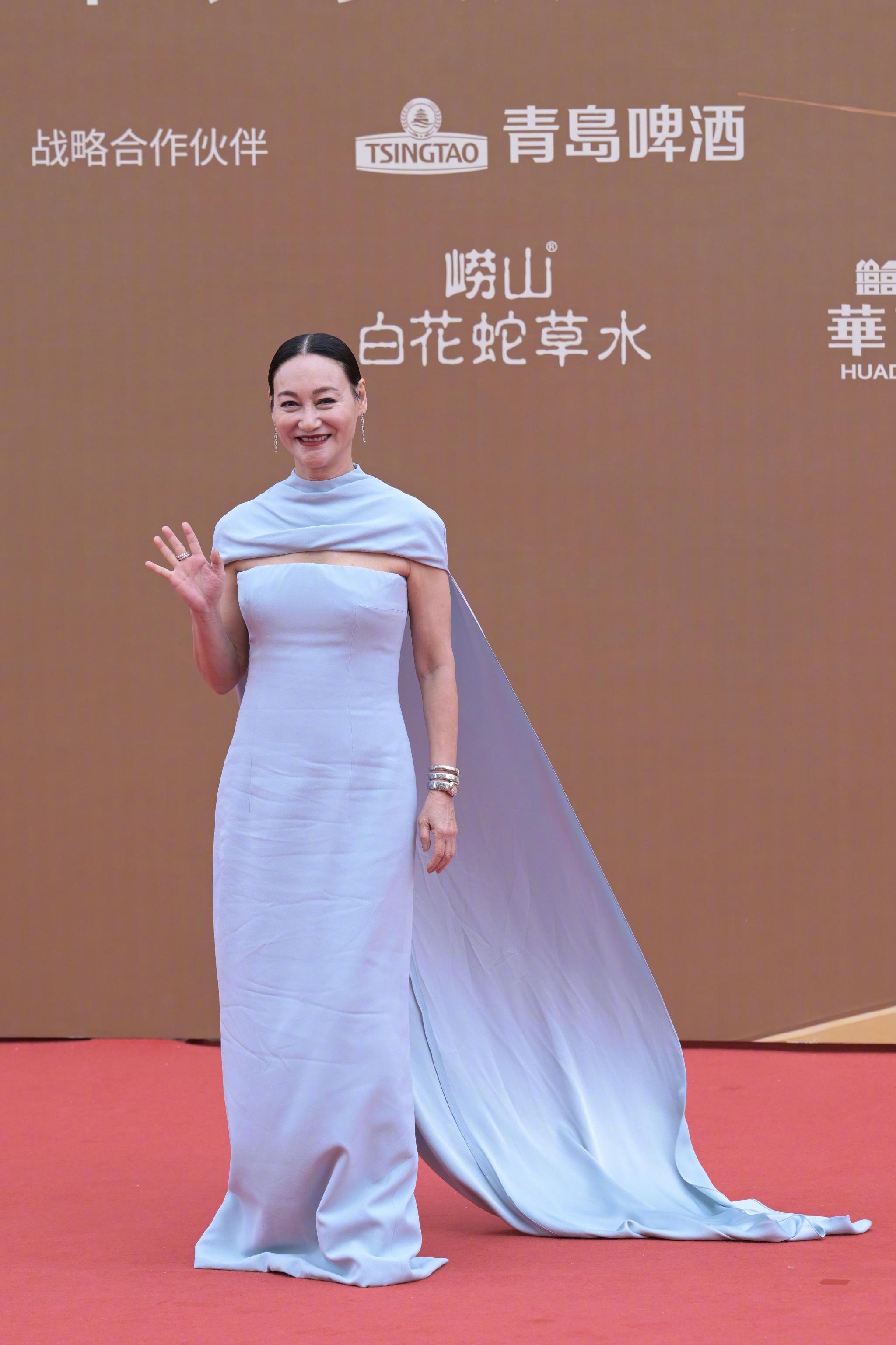 凭《我爱你！》提名本届优秀女演员的惠英红亮相入场式，对镜头比心