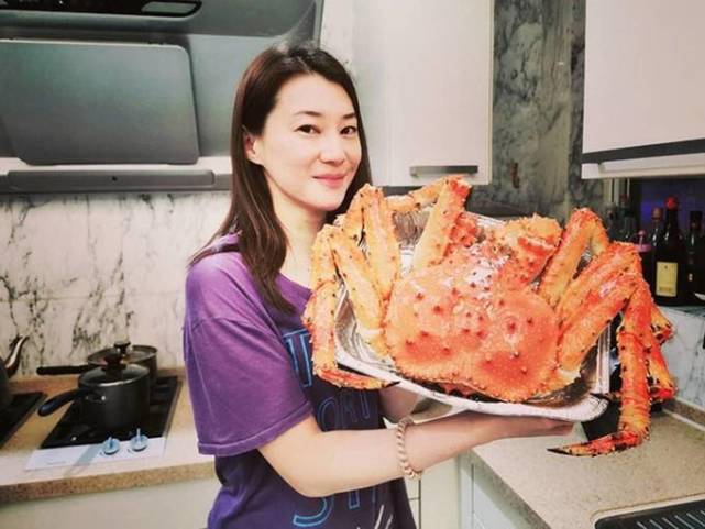 43岁落选港姐再婚嫁给富豪,老公身价10亿,她却在餐厅当收银员 43岁落选港姐再婚嫁给富豪,老公身价10亿,她却在餐厅当收银员