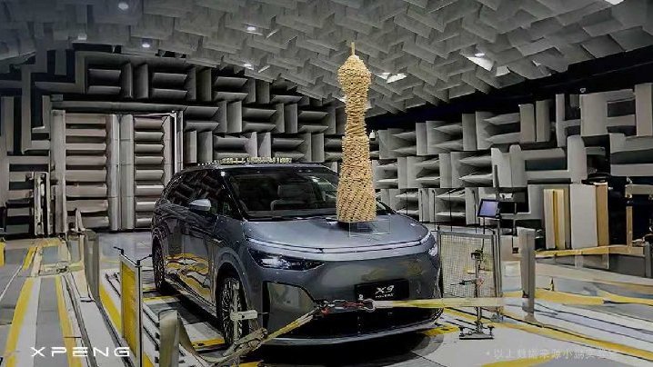 小鹏在X9增程机盖上堆了个广州塔？用了3800多块积木