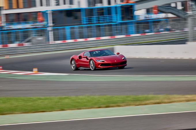 V6混动小排量的法拉利还是那个味吗?赛道试驾法拉利296 GTB超跑休闲区蓝鸢梦想 - Www.slyday.coM V6混动小排量的法拉利还是那个味吗?赛道试驾法拉利296 GTB超跑休闲区蓝鸢梦想 - Www.slyday.coM