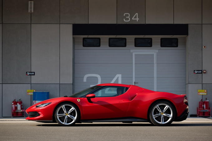 V6混动小排量的法拉利还是那个味吗?赛道试驾法拉利296 GTB超跑休闲区蓝鸢梦想 - Www.slyday.coM V6混动小排量的法拉利还是那个味吗?赛道试驾法拉利296 GTB超跑休闲区蓝鸢梦想 - Www.slyday.coM