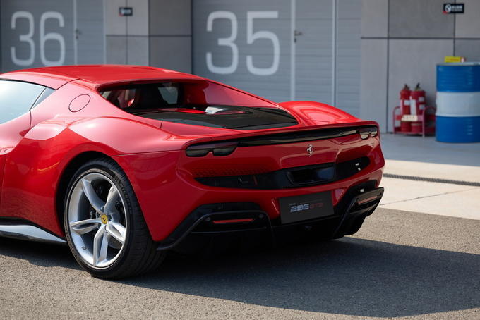 V6混动小排量的法拉利还是那个味吗?赛道试驾法拉利296 GTB超跑休闲区蓝鸢梦想 - Www.slyday.coM V6混动小排量的法拉利还是那个味吗?赛道试驾法拉利296 GTB超跑休闲区蓝鸢梦想 - Www.slyday.coM