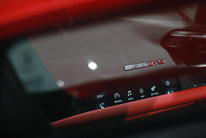 V6混动小排量的法拉利还是那个味吗?赛道试驾法拉利296 GTB超跑休闲区蓝鸢梦想 - Www.slyday.coM V6混动小排量的法拉利还是那个味吗?赛道试驾法拉利296 GTB超跑休闲区蓝鸢梦想 - Www.slyday.coM