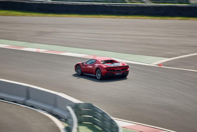 V6混动小排量的法拉利还是那个味吗?赛道试驾法拉利296 GTB超跑休闲区蓝鸢梦想 - Www.slyday.coM V6混动小排量的法拉利还是那个味吗?赛道试驾法拉利296 GTB超跑休闲区蓝鸢梦想 - Www.slyday.coM