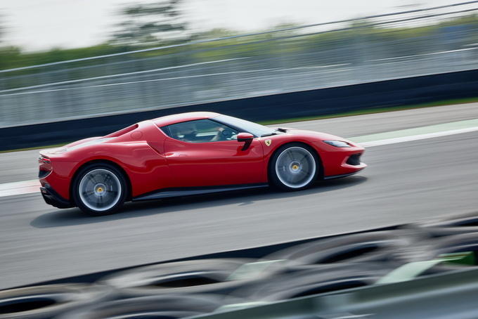 V6混动小排量的法拉利还是那个味吗?赛道试驾法拉利296 GTB超跑休闲区蓝鸢梦想 - Www.slyday.coM V6混动小排量的法拉利还是那个味吗?赛道试驾法拉利296 GTB超跑休闲区蓝鸢梦想 - Www.slyday.coM