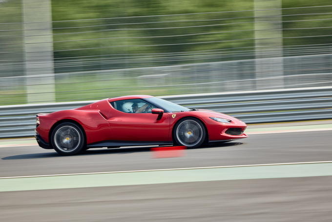 V6混动小排量的法拉利还是那个味吗?赛道试驾法拉利296 GTB超跑休闲区蓝鸢梦想 - Www.slyday.coM V6混动小排量的法拉利还是那个味吗?赛道试驾法拉利296 GTB超跑休闲区蓝鸢梦想 - Www.slyday.coM