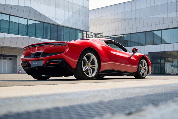 V6混动小排量的法拉利还是那个味吗?赛道试驾法拉利296 GTB超跑休闲区蓝鸢梦想 - Www.slyday.coM V6混动小排量的法拉利还是那个味吗?赛道试驾法拉利296 GTB超跑休闲区蓝鸢梦想 - Www.slyday.coM