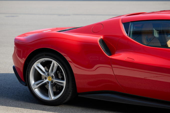 V6混动小排量的法拉利还是那个味吗?赛道试驾法拉利296 GTB超跑休闲区蓝鸢梦想 - Www.slyday.coM V6混动小排量的法拉利还是那个味吗?赛道试驾法拉利296 GTB超跑休闲区蓝鸢梦想 - Www.slyday.coM