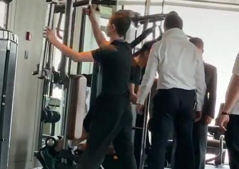 王健林在健身房撸铁，安保力量超乎想象，保镖组成“人肉围墙”