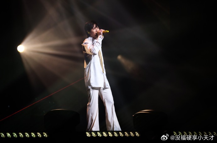 萧敬腾巡回演唱会官宣沈阳站，万人大合唱引爆摇滚舞台