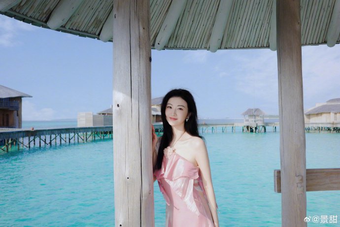 景甜粉色吊带长裙海边度假骑车吃饭