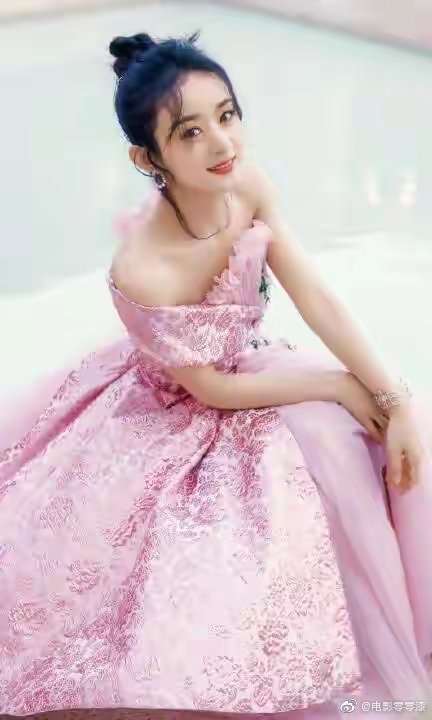 粉色的礼服裙完美地衬托出了赵丽颖又瘦又美的特质