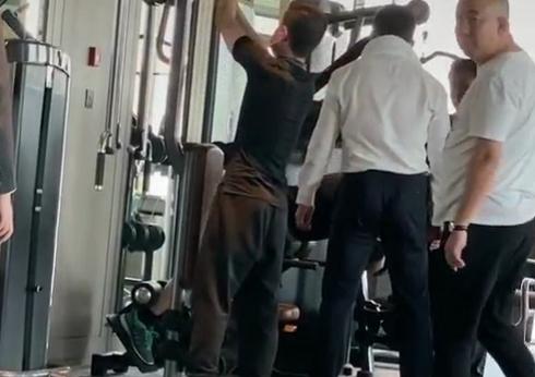 王健林在健身房撸铁，安保力量超乎想象，保镖组成“人肉围墙”