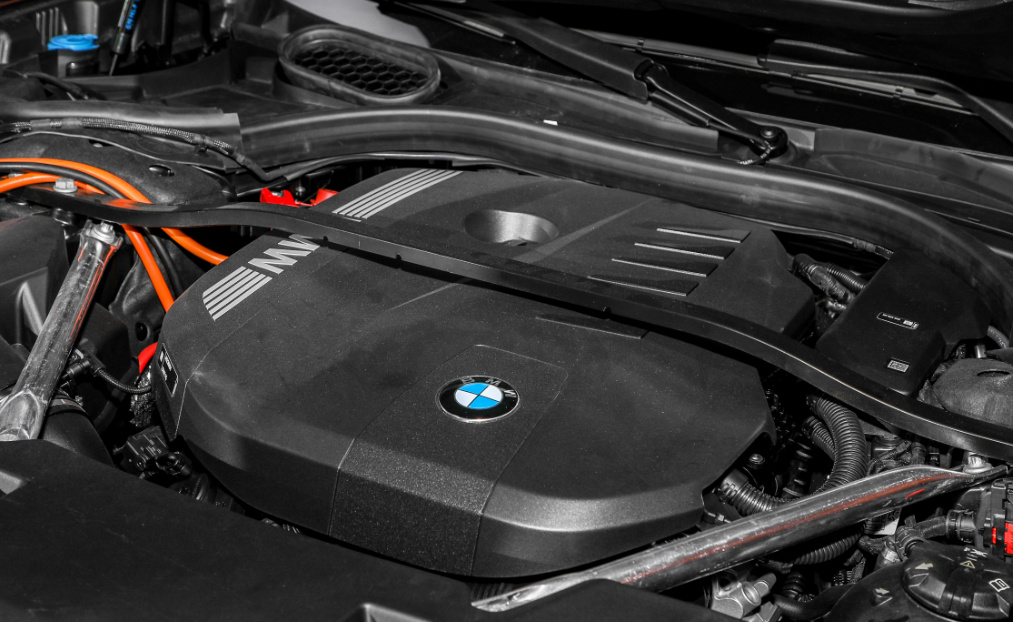 顶流纯电车比拼:奔驰EQS对比宝马i7谁更值得买?