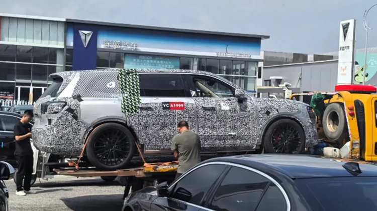 汽车版的华为非凡大师？疑似问界M9加长版车型曝光