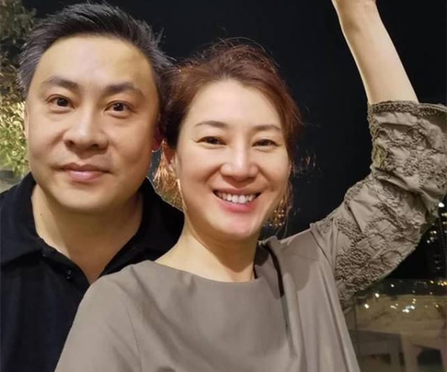 43岁落选港姐再婚嫁给富豪,老公身价10亿,她却在餐厅当收银员 43岁落选港姐再婚嫁给富豪,老公身价10亿,她却在餐厅当收银员