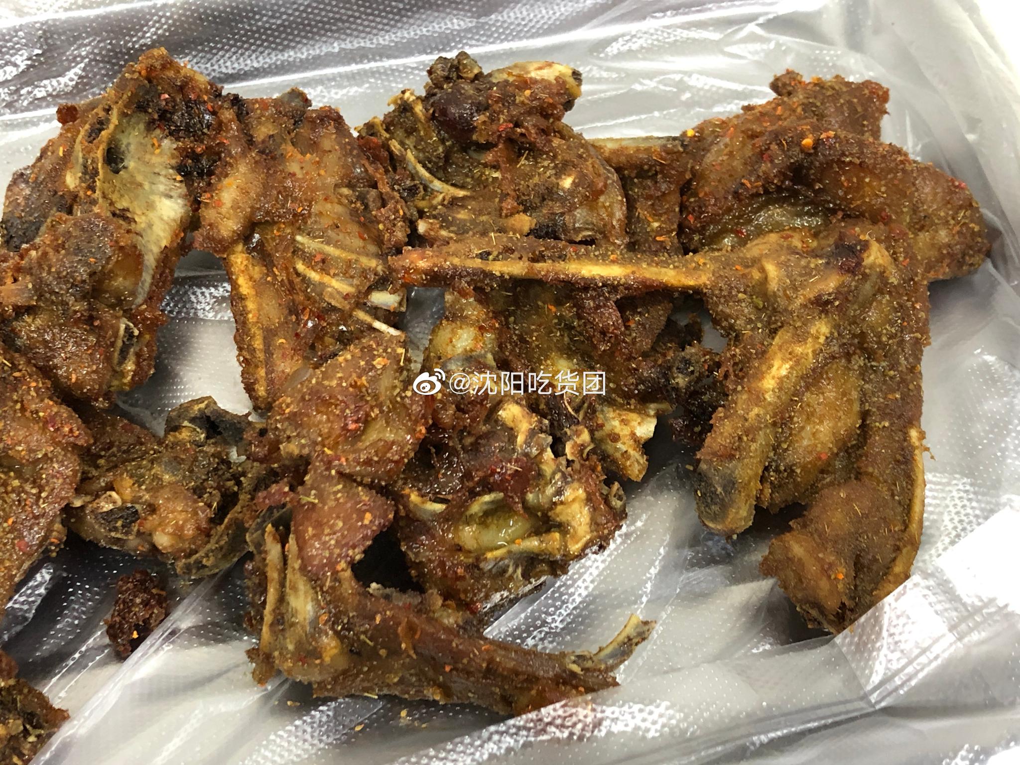 1 / 3 胖熊最近超级爱吃路边摊炸鸡架是那种甜口的,炸的酥酥脆脆的!