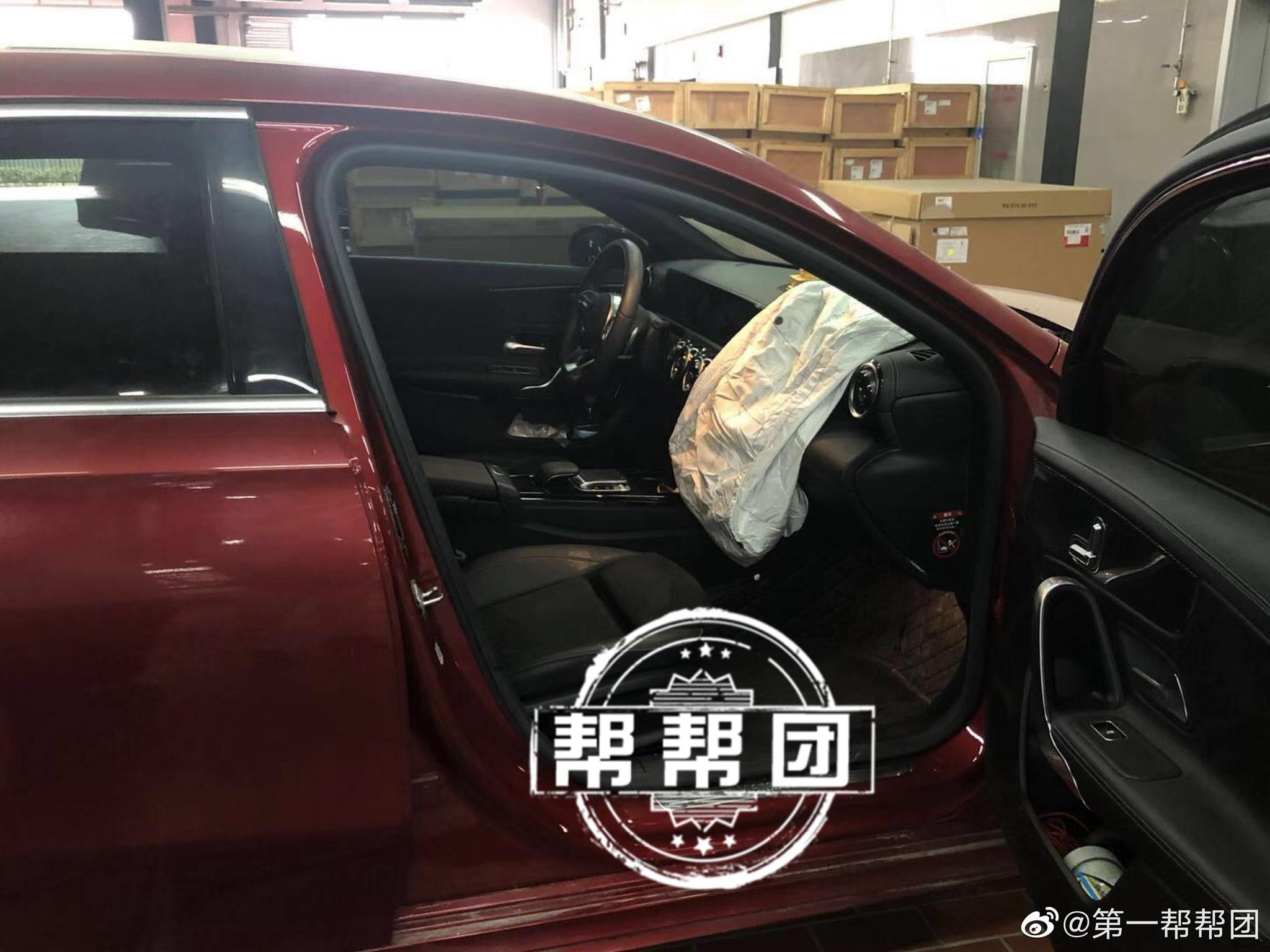 奔驰a200l行驶途中安全气囊突然弹出?车主:吓坏了
