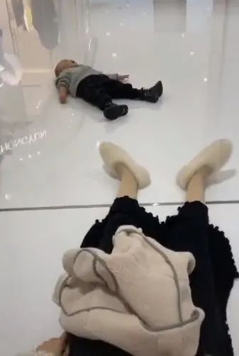 逛街时孩子和妻子都躺地上耍赖!一个要手机一个要玩具休闲区蓝鸢梦想 - Www.slyday.coM 逛街时孩子和妻子都躺地上耍赖!一个要手机一个要玩具休闲区蓝鸢梦想 - Www.slyday.coM