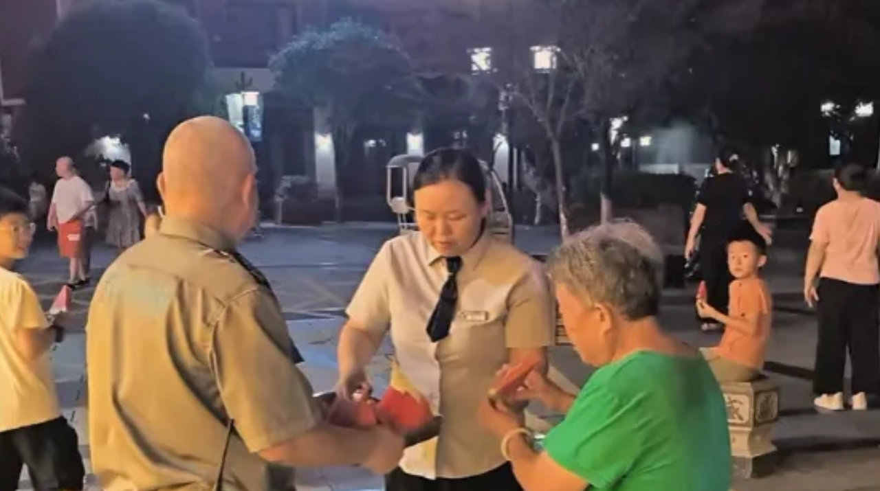 万盛老街夏夜露天电影：一块西瓜一杯酸梅汤，把邻里情放大十倍！