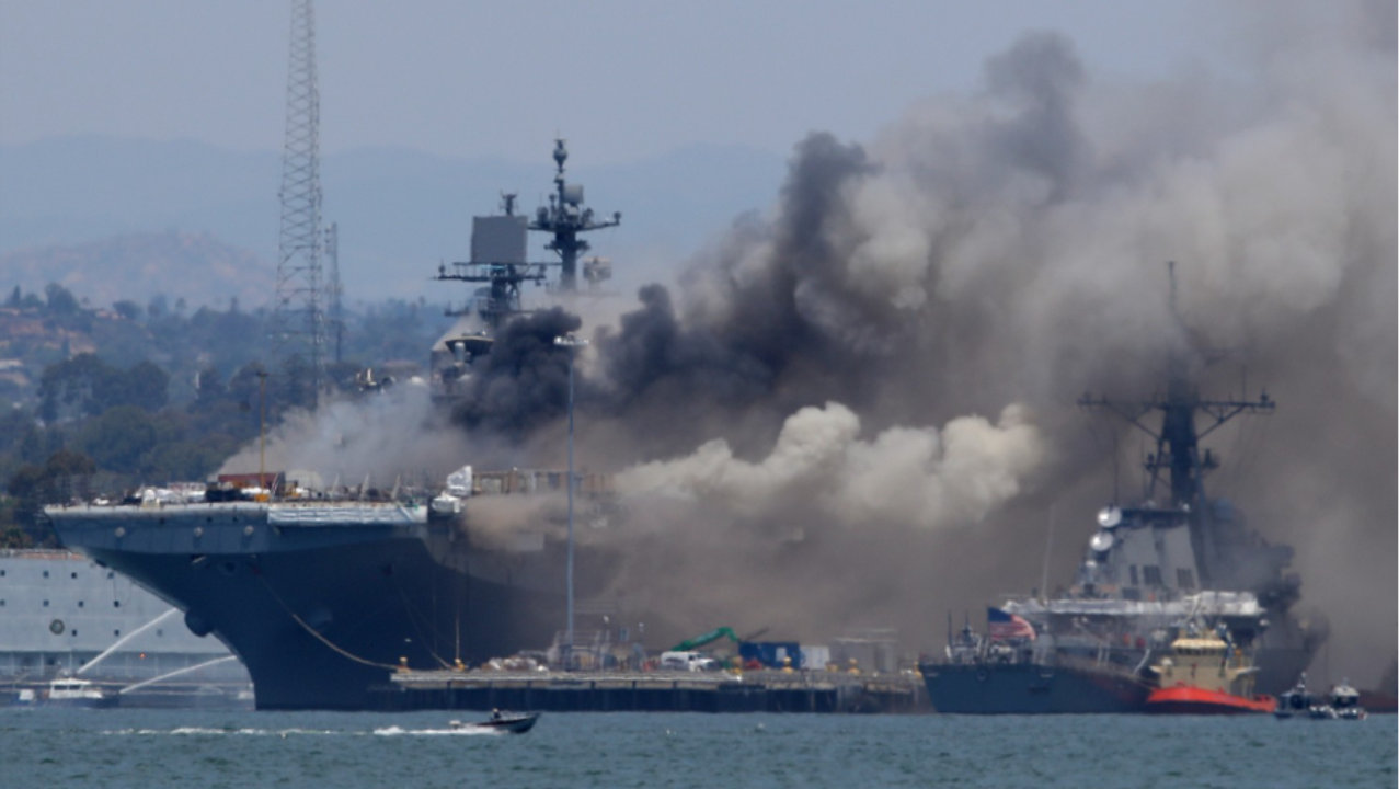 战局有变？美航母“火烧连营” 已收到撤离指令 伊朗持续发动猛攻