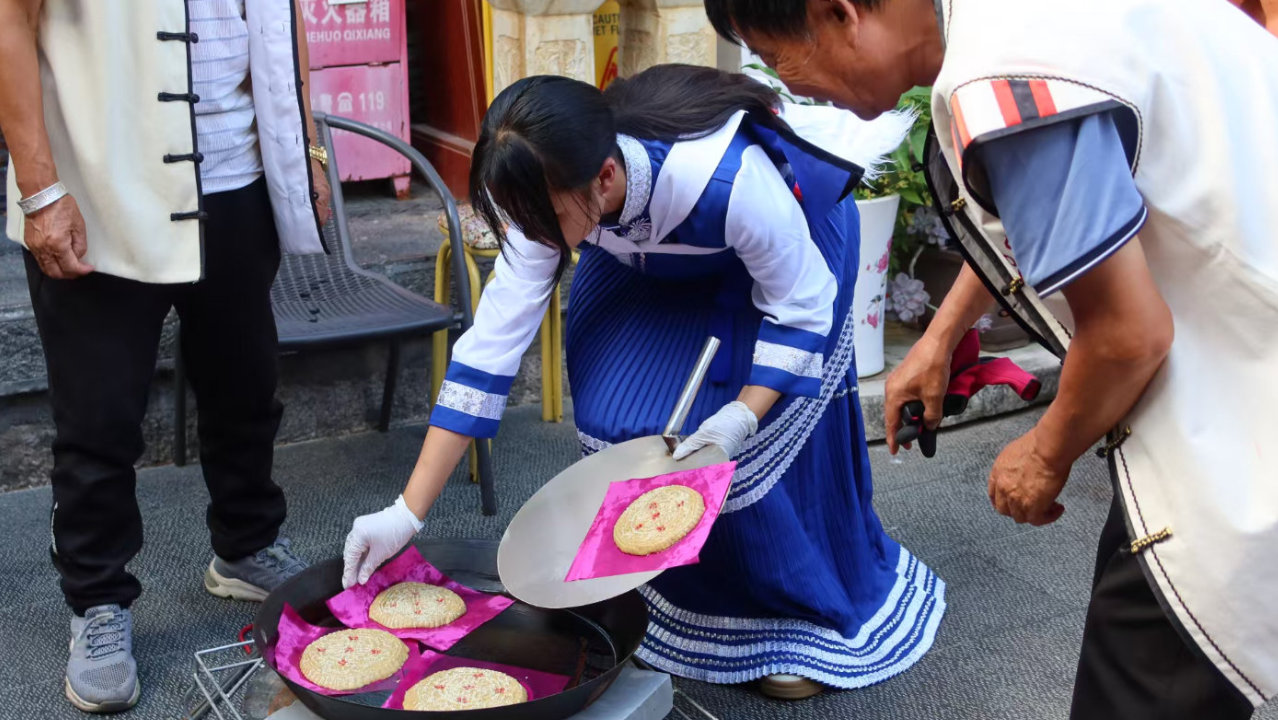 中秋临近!丽江古城小院飘起纳西月饼香 中秋临近!丽江古城小院飘起纳西月饼香