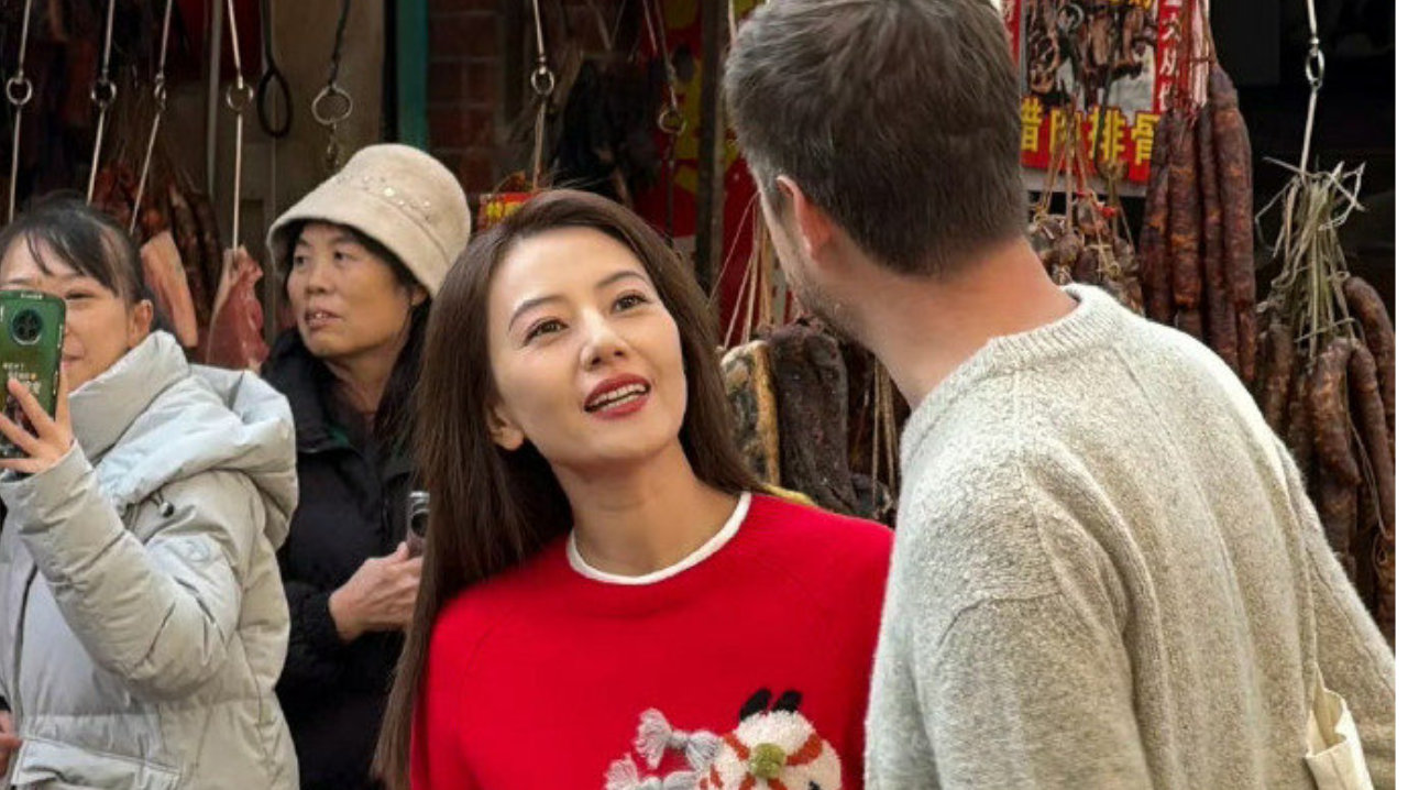 高圆圆现身成都菜市场，网友：综艺也有替身了？