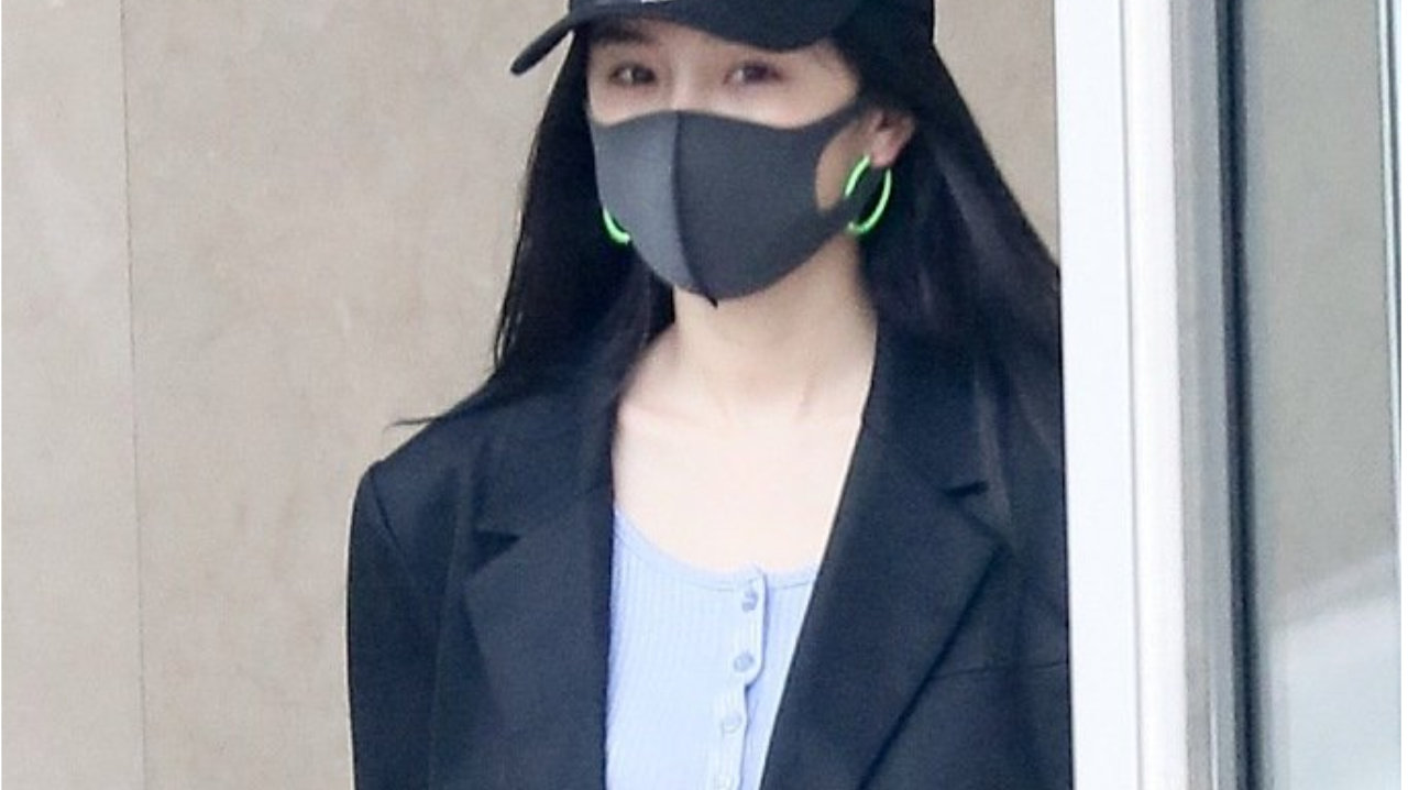 杨幂一身全黑look黑西装搭配皮裤变身酷女孩，素颜口罩遮面难掩大眼睛