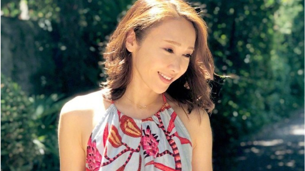 黎姿身穿吊带花叶长裙，大秀精致美背，好身材仍未改变。