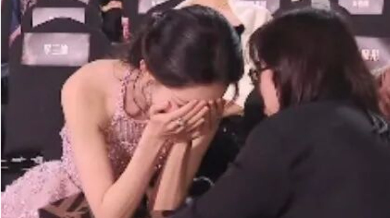 女星孟子义登台领奖时意外摔倒，本人回应