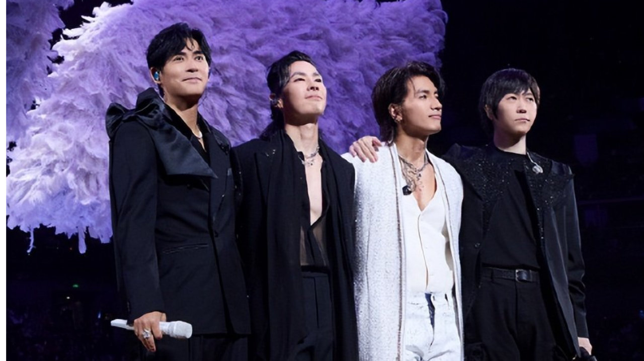 阿信演唱会又摔了！吴建豪迅速将其拉起，此前在上海场曾摔下舞台