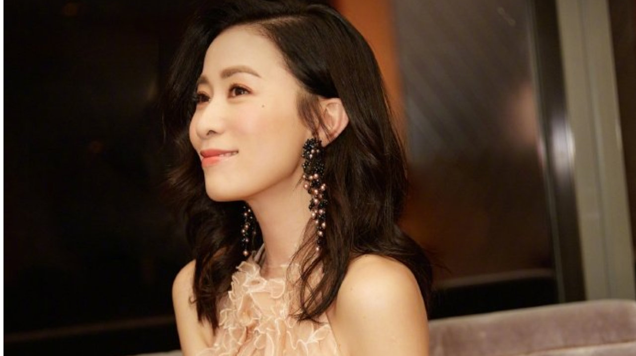 佘诗曼穿礼服裙戴夸张耳环 笑容灿烂身材苗条有气质