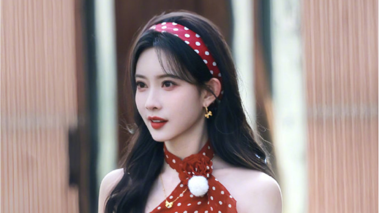 孟子义《奔跑吧》节目路透，一身港风装扮明艳动人，网友：腰比名牌细