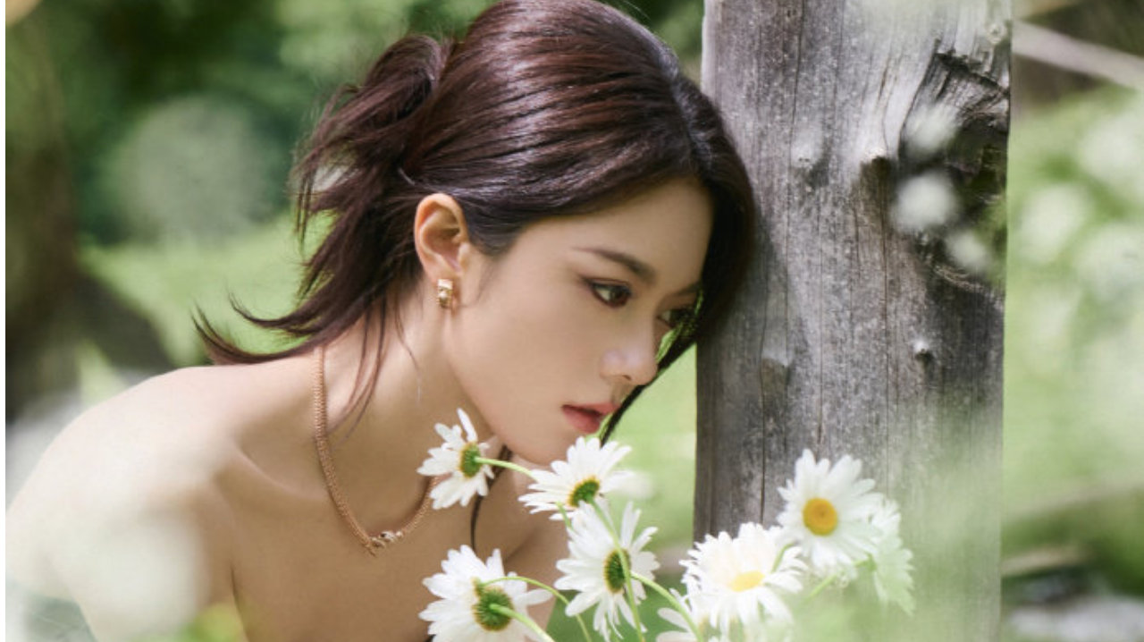 赵今麦这组森系大片，自带油画滤镜的绿调少女