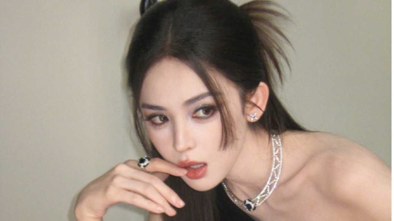 娜扎斜肩黑裙半扎发造型，浓颜钓系感直接美到失语