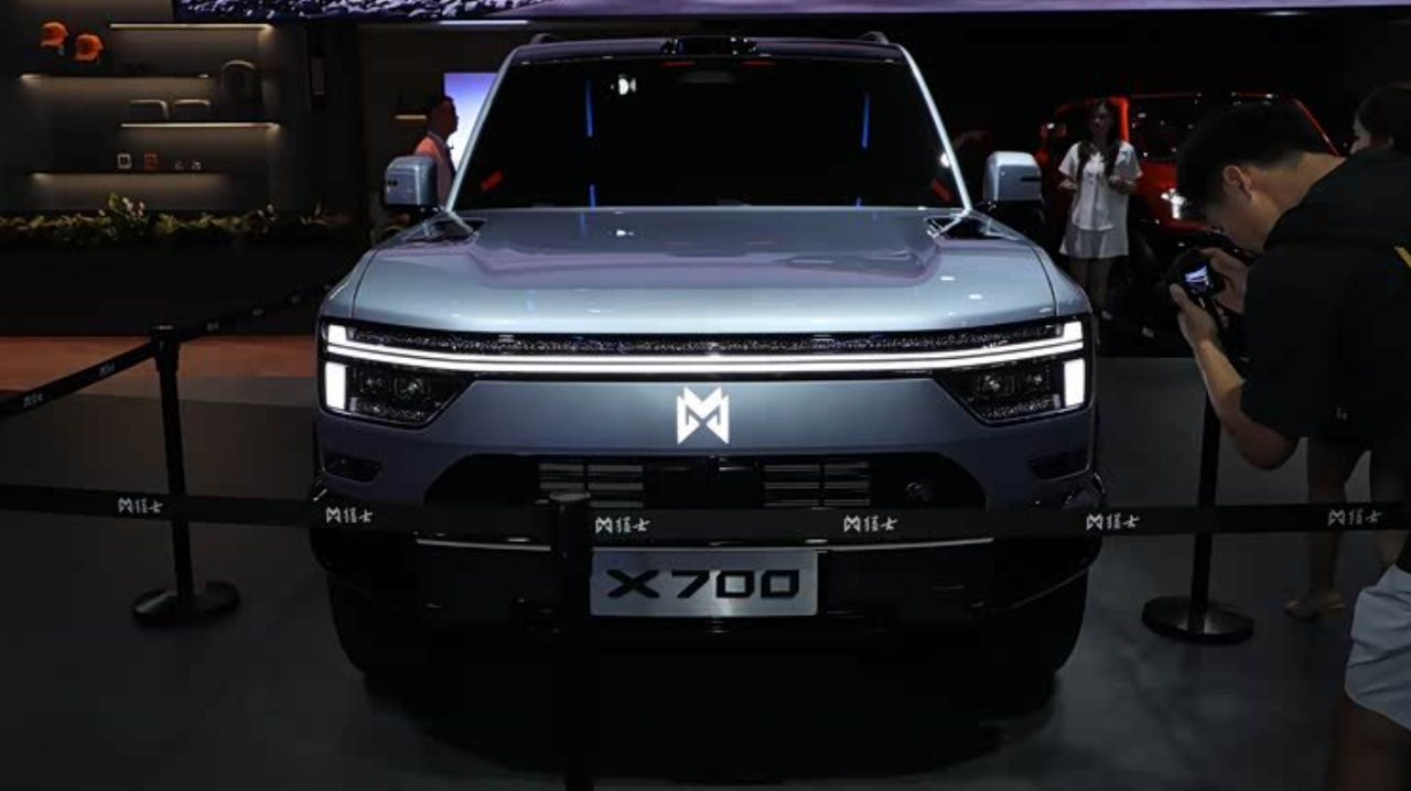 猛士X700首发亮相 定位中大型五座轻越野SUV，主打泛户外出行场景