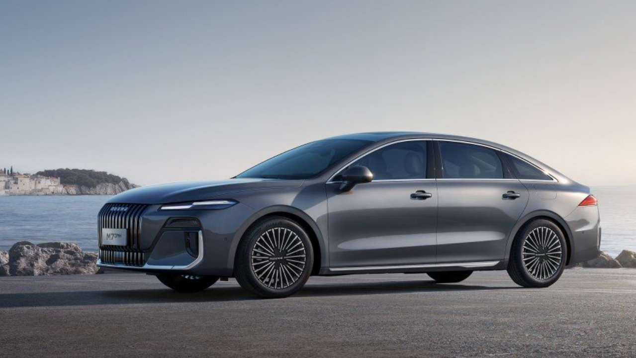 2025广州车展丨荣威M7 DMH亮相 首搭“最具活人感”豆包AI车机