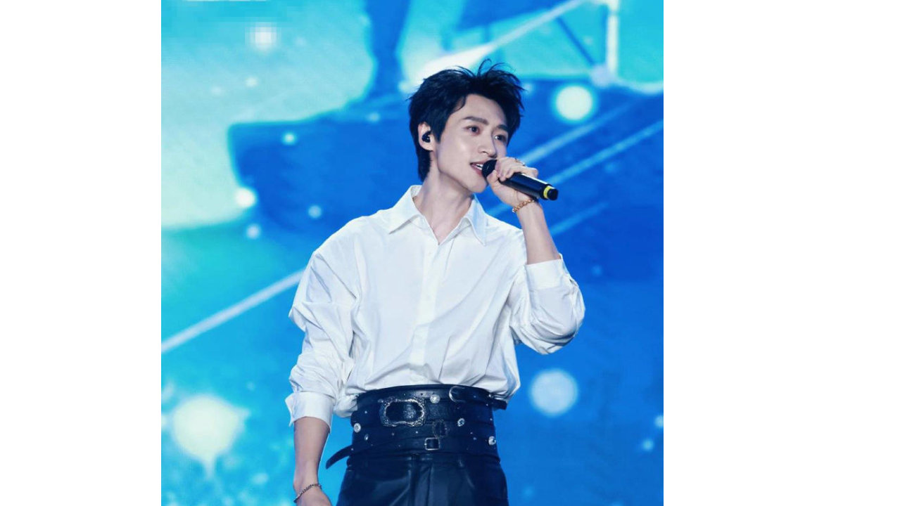 魏晨演唱会全家出镜！2 岁小橙子个头出众，紧盯爸爸工作超专注