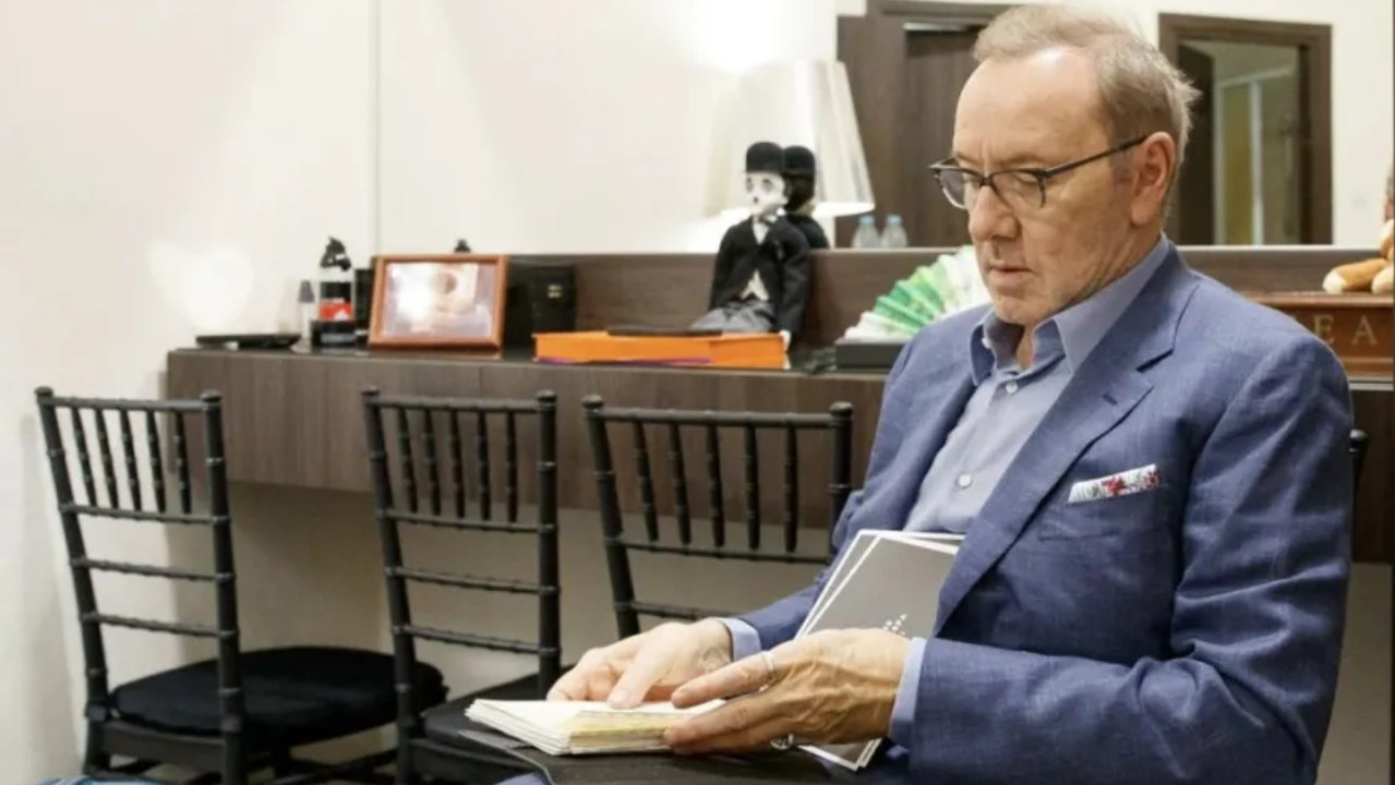 奥斯卡影帝卖惨：没房，求工作！《纸牌屋》男主因性侵案失业8年