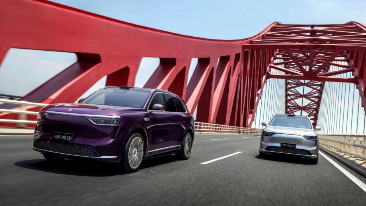 新旧豪华车暗战，问界M8如何“圈住”新中产？