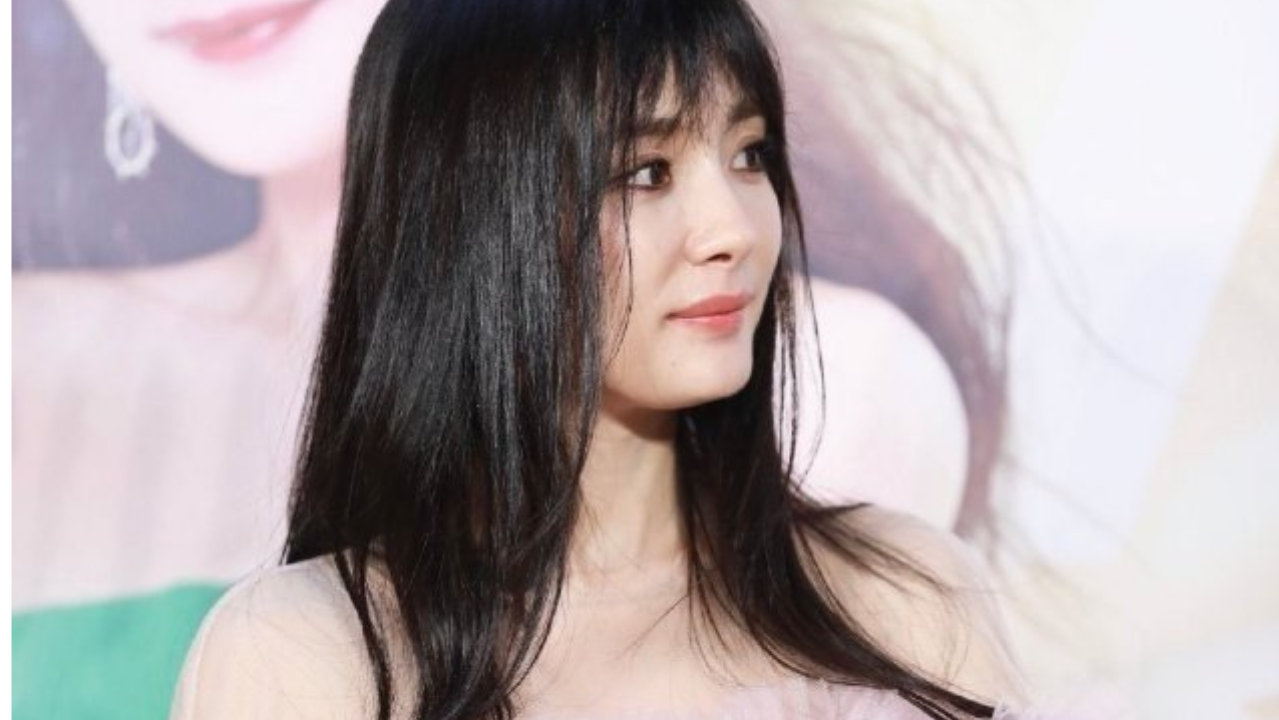 杨幂以一袭粉裙搭配碎发刘海的新造型现身，网友却直呼“发型显老”