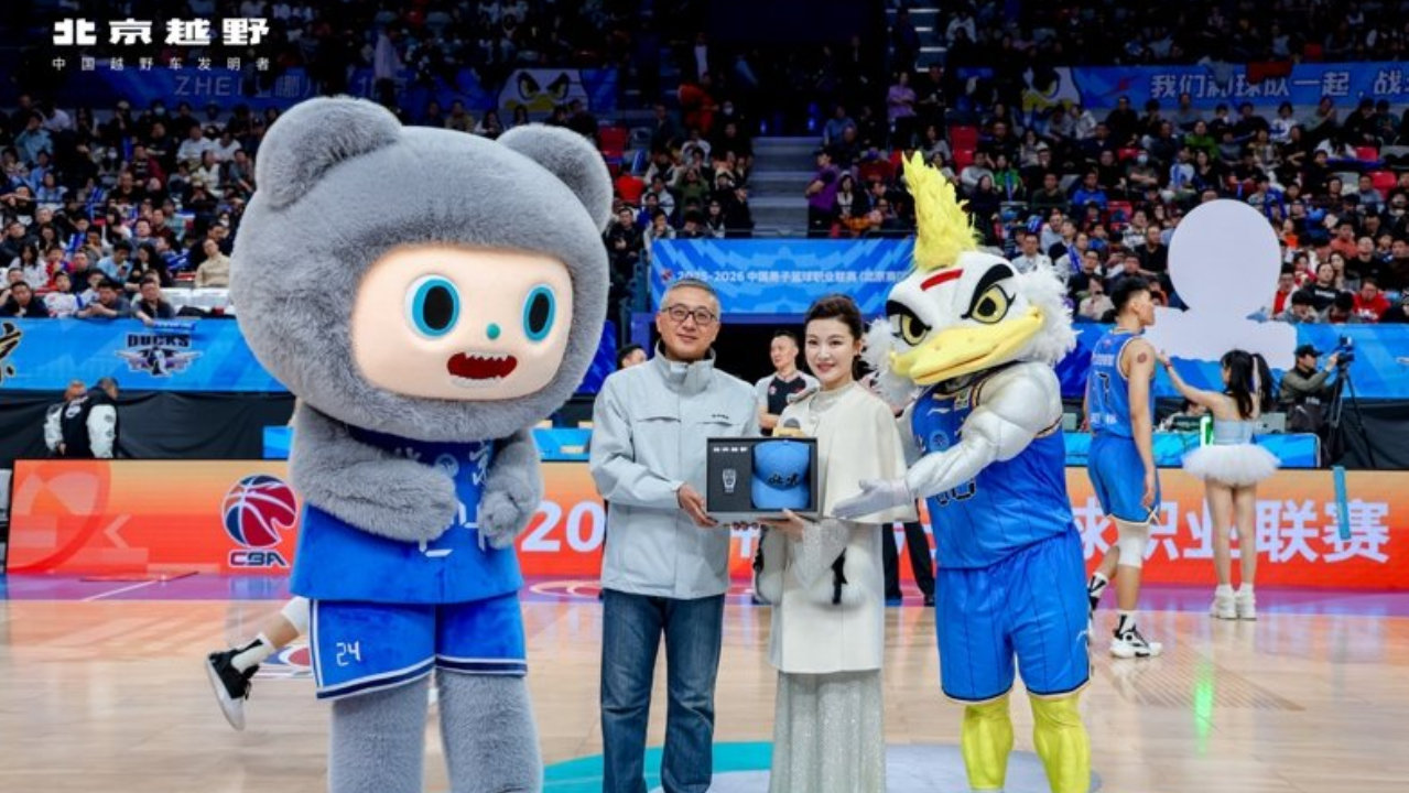 歌唱家常思思喜提BJ40增程元境智行，京城德比赛场上演高光交车