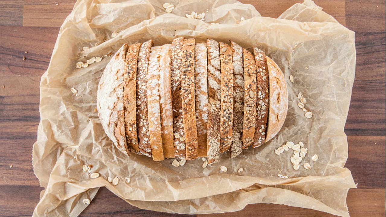 奥尼尔的手有多大？手掌比女友腰还宽，鸡腿在手中像牙签！