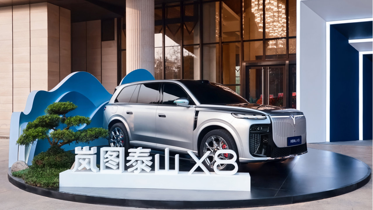 硬刚8系豪华SUV！岚图泰山X8凭622标准，重新定义大五座天花板