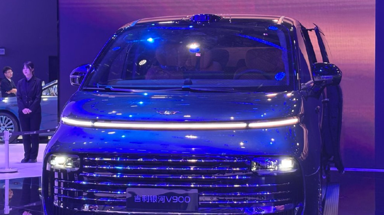 吉利银河V900全球首秀，轴距3.2米，24K曜金车标显豪气！