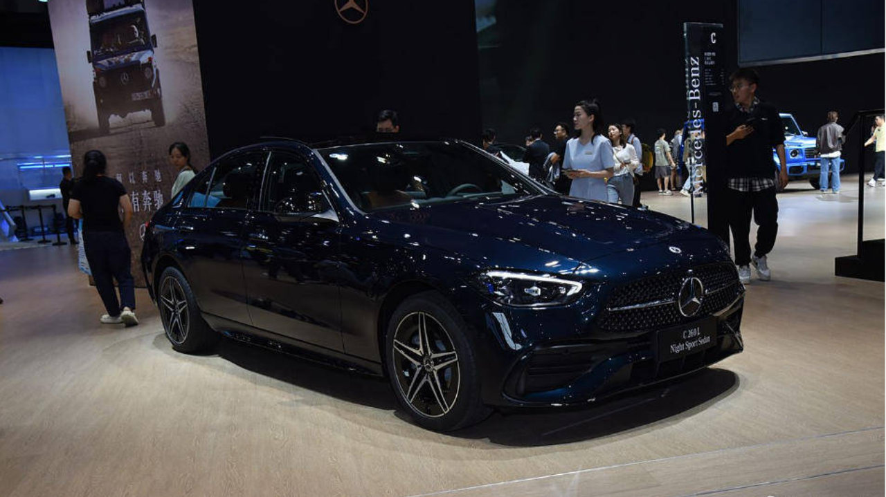2026款奔驰C级售价上调3500元，配置有增加吗？抄底老款还是买新车？